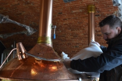 Sládek vaří první várku