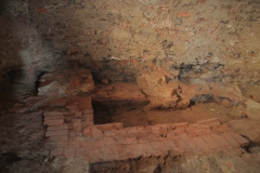 vykopavky v prostorách budoucí pivnice