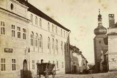 Stary-pivovar-na-vysokomytskem-namesti-na-vyrezu-fotografie-z-roku-1897_01