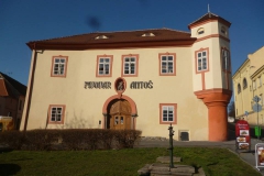 slanyantos_budova
