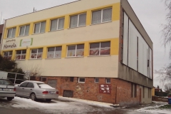 medojed_budova02