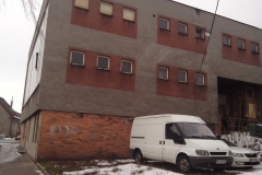 medojed_budova05