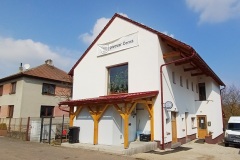 cerna_Budova