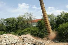 Chomutov-bourání-pivovarského-komína-11.5.2011-zdroj-tisk-02