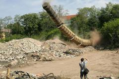 Chomutov-bourání-pivovarského-komína-11.5.2011-zdroj-tisk-03