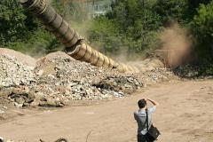 Chomutov-bourání-pivovarského-komína-11.5.2011-zdroj-tisk-04