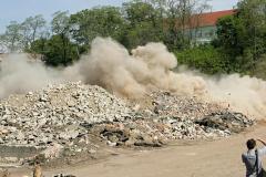 Chomutov-bourání-pivovarského-komína-11.5.2011-zdroj-tisk-06