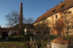 Chotoviny-Cervene-Zahori-Za-kominem-je-byvala-kotelna-a-varna-napravo-humna-zdroj-fabriky.cz-01