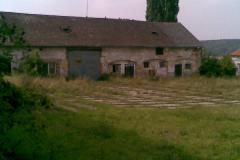 Domousnice-hospodářský-dvůr-u-zámku-kde-se-vařilo-pivo-autor-Petr-Valkoun-2008-03