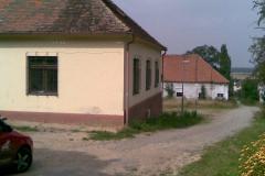 Domousnice-hospodářský-dvůr-u-zámku-kde-se-vařilo-pivo-budova-vlevo-je-údajný-pivovar-autor-Petr-Valkoun-2008-01