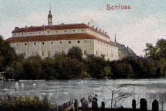 horni-police-historická-pohlednice-za-zámkem-je-pivovar.-Foto-archiv-obce-01