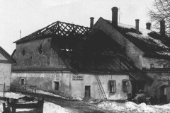 Jimramov-v-roce-1941-hořela-část-–-sladovna-–-v-té-době-sklad-poličského-piva-varna-je-za-štítem
