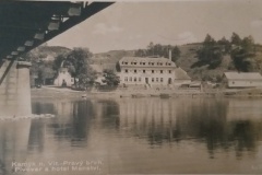 kamyk-nad-vltavou-01