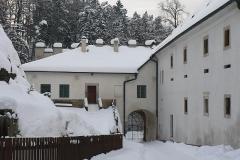 Kost-Turnovská-brána-na-severozápadě-hradu-budova-vpravo-je-bývalý-pivovar