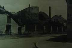 Lipník-nad-Bečvou-Měšťanský-měšťanský-pivovar-je-s-komínem-v-pravé-části-fotky-je-roh-budovy-bývalého-rolnického-pivovaru-tehdy-již-sklad-přerovského-pivovaru-