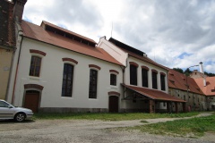 petruv-dvur-01