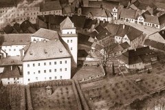 Rožmitál-cca-1925-zámek-pivovar-město-mono-Hásek