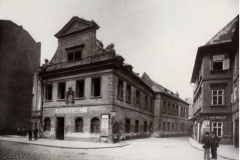 uklouzaru-pred-zbouranim