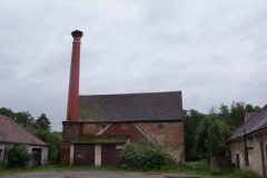 Vladislav-větší-část-objektu-byla-zbořena-zbyl-komín-a-sklad-autor-Filip-Vrána-červen-2009