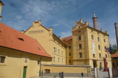 plasy_budova01