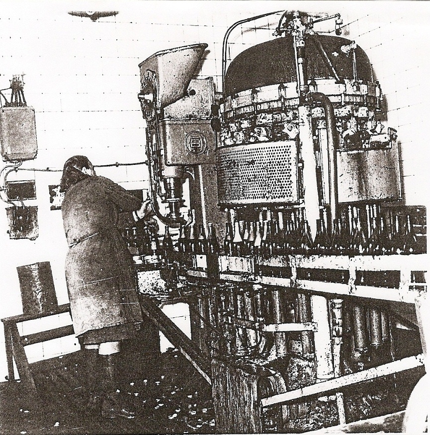 Plasy Zámecký pivovar historické snímky (Luděk Gasseldorfer , archiv p. Štruncové) lahvárna01